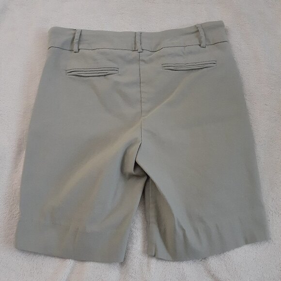 Hilary Radley Women's Size Medium Light Khaki Green Pull On Bermuda Shorts - Picture 4 of 6